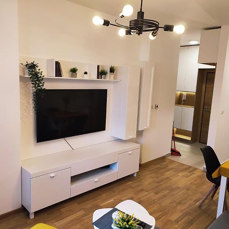 Center Firefly Gardens Apartment Нови Сад Екстериор снимка