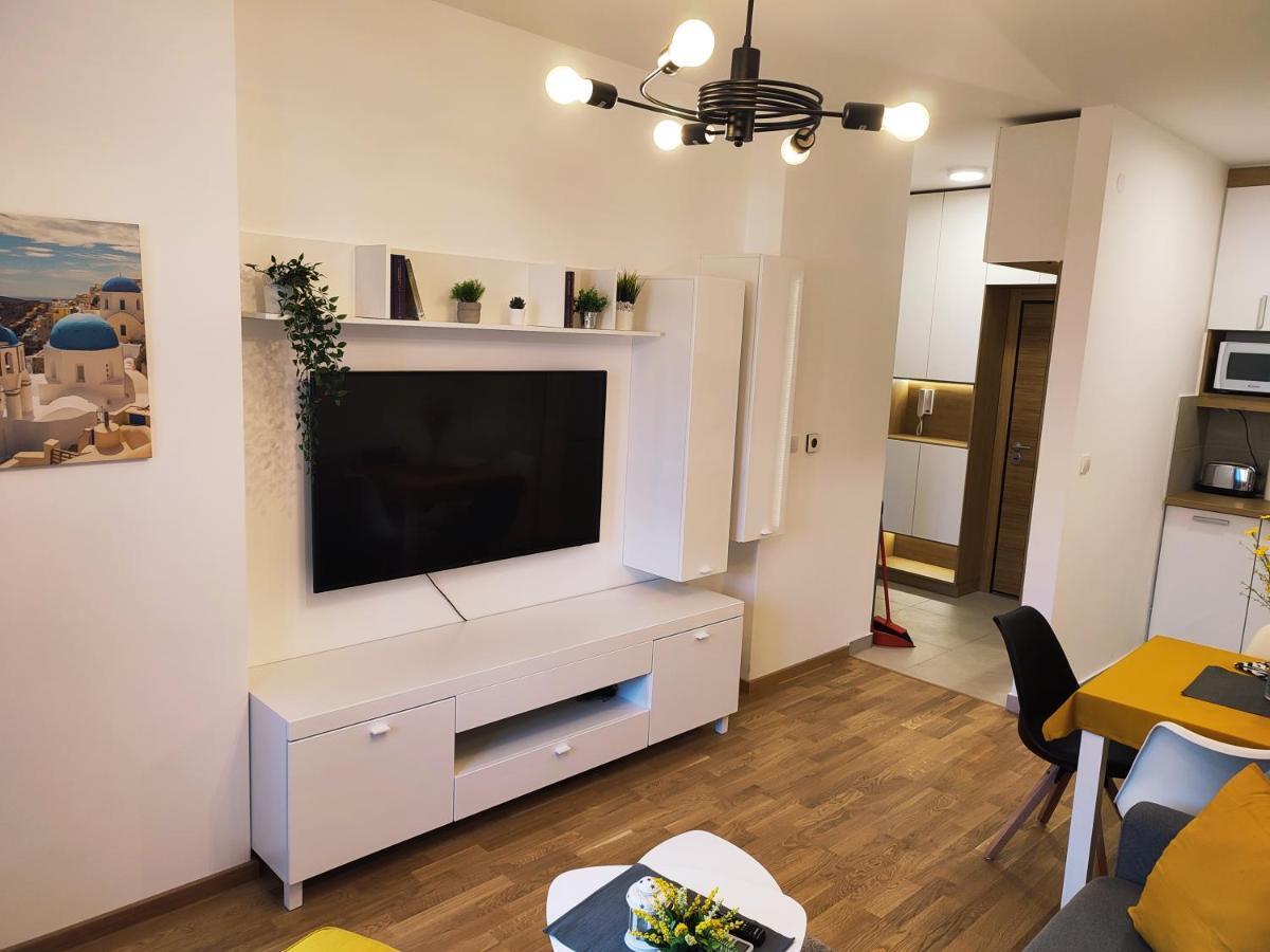 Center Firefly Gardens Apartment Нови Сад Екстериор снимка