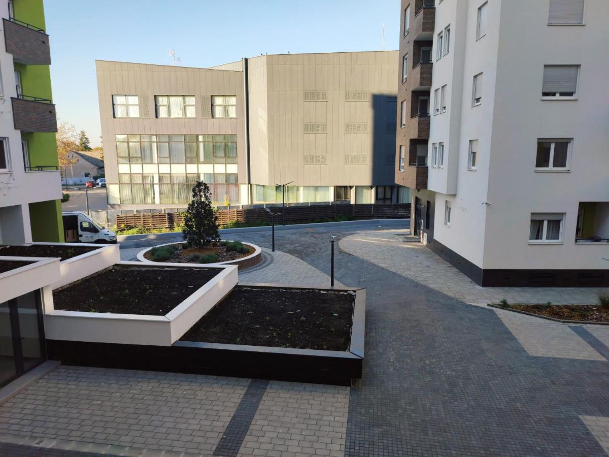 Center Firefly Gardens Apartment Нови Сад Екстериор снимка